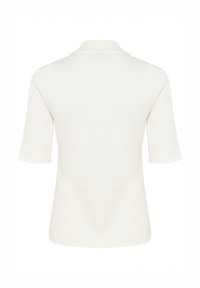 Tricou polo alb cu mâneci scurte și textură nervurată, având un guler clasic și un croi mulat. Vedere din spate afișată.