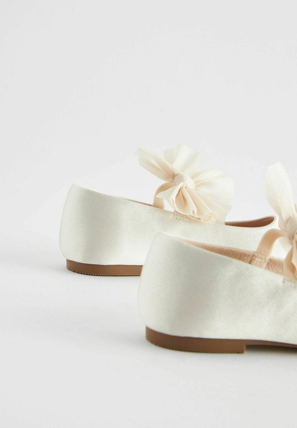 REGULAR FIT – Riemchenballerina – ivory cream bow stain resistant satin