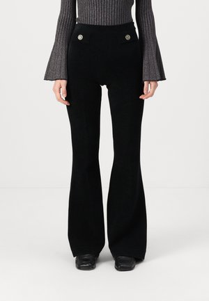 Pantaloni neri a palazzo con texture liscia, vita alta e due tasche frontali con eleganti bottoni dorati.