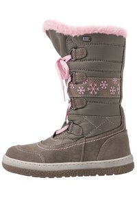 Bota de neve cinza com acabamento em pele sintética rosa, parte superior acolchoada, detalhes rosa, padrão de flocos de neve e fecho de cordões; sola de borracha resistente.