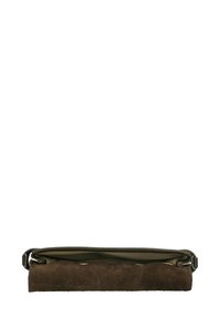Clutch in suede marrone con forma rettangolare, caratterizzato da una zip metallica liscia e una fodera interna di colore contrastante.