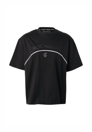 Tricou negru Rocawear cu mâneci scurte, cu o linie albă curbată peste piept și logo flacără gri sub numele brandului.