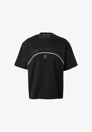 Schwarzes Rocawear-T-Shirt mit kurzen Ärmeln, gebogener weißer Linie über der Brust und grauem Flammenlogo unter dem Markennamen.