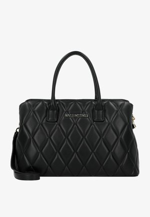 Sac à main en cuir noir matelassé avec double poignées, ferrures dorées, et bandoulière amovible. Présente un logo embossé sur le devant.