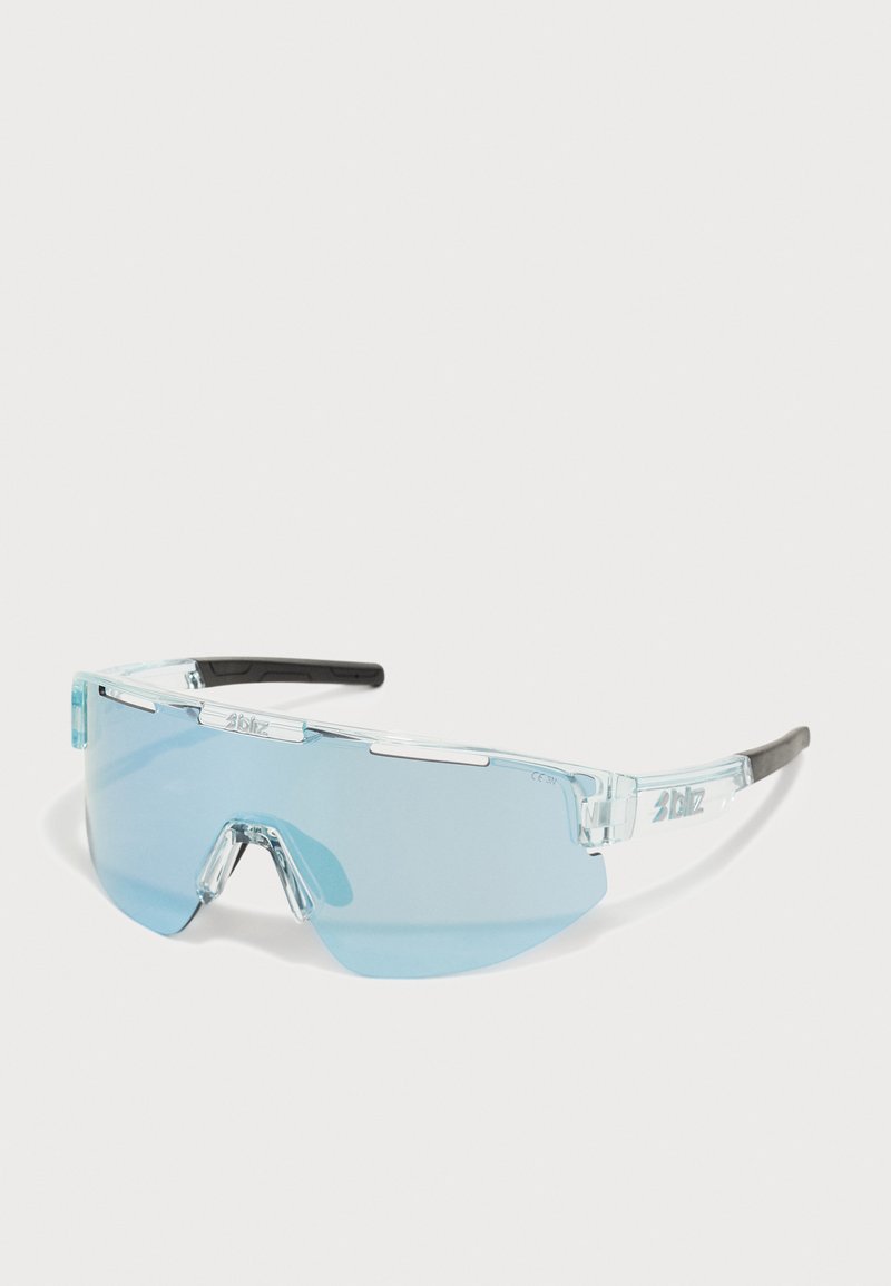 Lunettes de sport avec une monture transparente et des verres teintés en bleu. Caractéristiques d'un design minimaliste et d'un accent noir sur les branches.