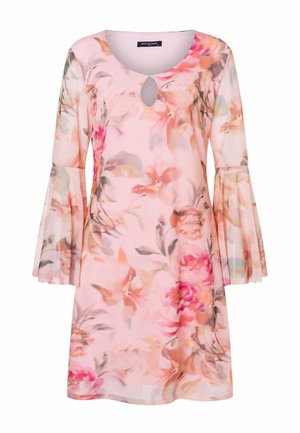 Rosa geblümtes Kleid mit langen, ausgestellten Mesh-Ärmeln und einem kleinen Tropfen-Ausschnitt unter dem abgerundeten Ausschnitt.