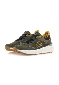 Las zapatillas verdes presentan una combinación de materiales texturizados, cordones negros, acentos amarillos y una entresuela blanca con una suela de goma.