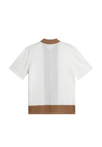 Camisetta a maniche corte con corpo bianco, colletto marrone e orlo marrone texture. Presenta un pannello centrale in rete per la traspirabilità.