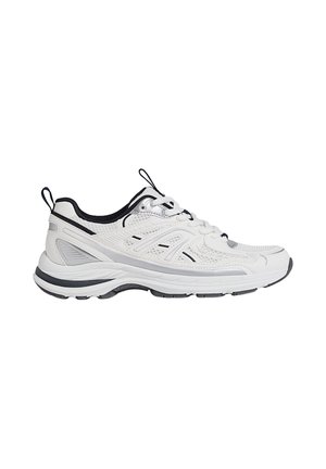 Scarpa sportiva bianca realizzata in mesh e materiale sintetico, con punta arrotondata, dettagli neri e suola testurizzata per una migliore aderenza.