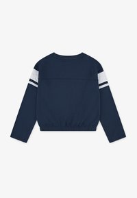 Marineblauwe longsleeve sweatshirt met witte en marineblauwe strepen op de bovenarmen en een elastische tailleband, weergegeven vanaf de achterkant.