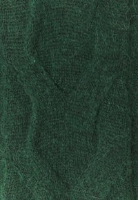 Tessuto in lana lavorato a maglia di un verde scuro con un motivo a treccia e una texture soffice.