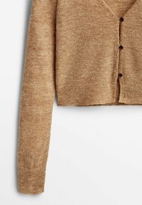 Kurze Strickjacke aus strukturiertem, beigem Strickstoff mit V-Ausschnitt, langen Ärmeln und braunen Knöpfen vorne.