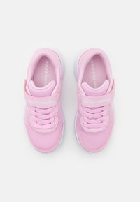Chaussures de sport roses avec une tige en mesh, fermeture à lacets, sangle ajustable et semelle extérieure texturée. Détails du logo sur la sangle et la semelle intérieure.