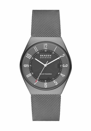 Reloj de pulsera Skagen Denmark solar con esfera negra, números blancos, correa de malla plateada y segundero con punta roja que indica las 10:09:35.