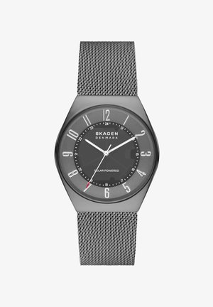 Reloj de pulsera Skagen Denmark solar con esfera negra, números blancos, correa de malla plateada y segundero con punta roja que indica las 10:09:35.
