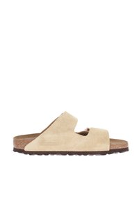 Sandalia de ante sin hebillas en beige con dos correas anchas y diseño de punta abierta. Cuenta con una plantilla de corcho y suela de goma para mayor tracción.