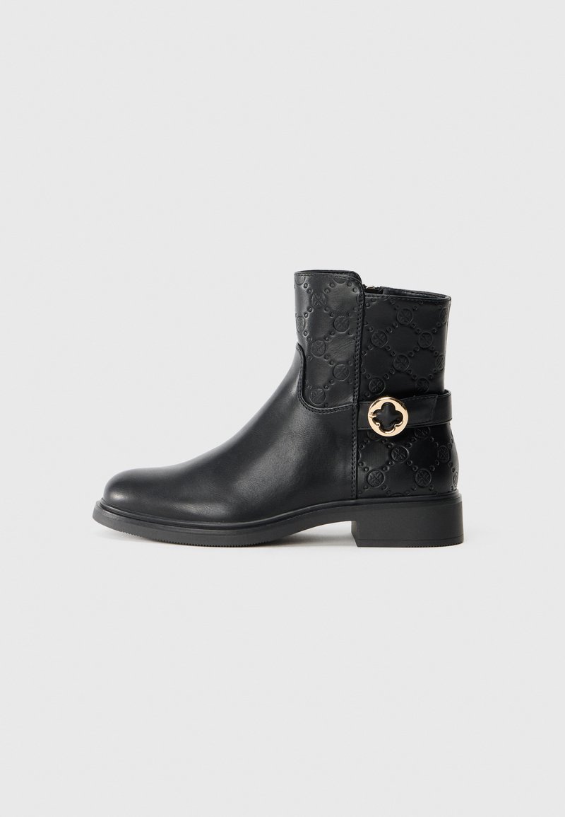 Stivale alla caviglia in pelle nera con tomaia a motivo testurizzato, zip laterale e una fascia decorativa con una fibbia circolare in tonalità oro.
