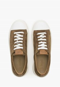 Brązowe zamszowe sneakersy z białymi sznurowadłami, białą gumową podeszwą i brązowymi skórzanymi akcentami. Płaski design z zaokrąglonym noskiem i przeszyciami.