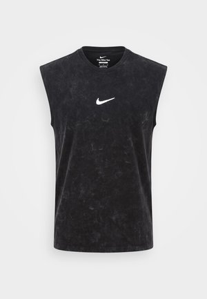 Μαύρο αμάνικο T-shirt Nike με επενδεδυμένους ώμους και λευκό λογότυπο Nike στο κέντρο του στήθους.