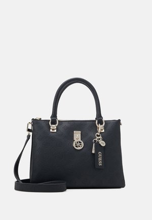 Sac à main Guess noir avec motif embossé, deux poignées, bandoulière amovible et charms logo argentés sur le devant.