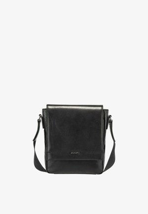 Svart läder crossbody-väska med en strukturerad form, justerbar rem och en diskret logotypaccenter. Slät textur, minimalistisk design.