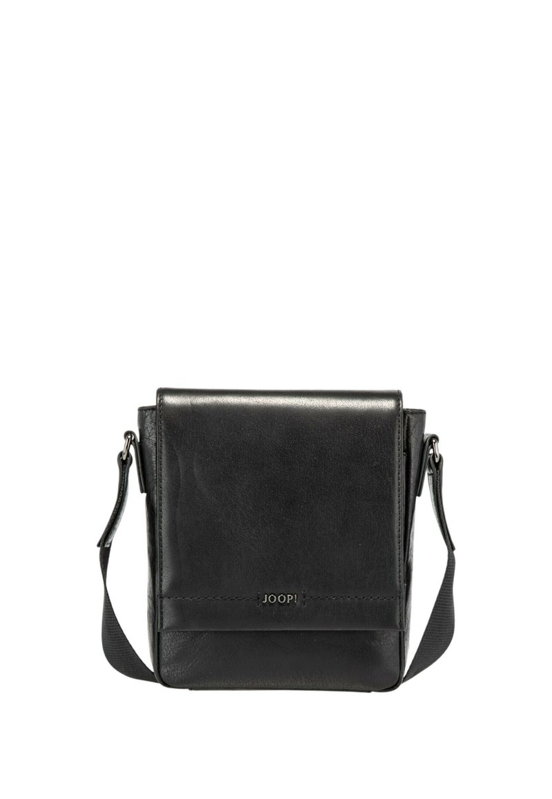 Černá kožená crossbody taška se strukturovaným tvarem, nastavitelným popruhem a nenápadným logem. Hladká textura, minimalistický design.