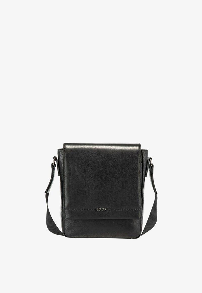 Czarna skórzana torba na ramię o strukturalnym kształcie, regulowanym pasku i subtelnej akcentacji logo. Gładka tekstura, minimalistyczny design.