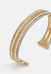 Bracelet jonc en argent et ton or avec un design en fil tressé, orné de cristaux transparents le long du centre pour un détail supplémentaire.