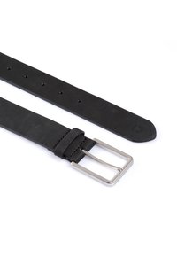 Ceinture en cuir noir avec une boucle rectangulaire en métal argenté, comportant des trous régulièrement espacés pour l'ajustement et une texture lisse.