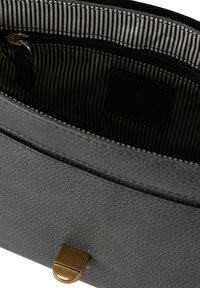 Graue Ledertasche mit strukturierter Oberfläche, ausgestattet mit einem goldfarbenen Verschluss und einem gestreiften Stofffutter im Inneren.