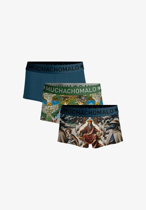 Tri para bokserica: jedan tirkizni, jedan zeleni s složenim uzorcima i jedan s detaljnim umjetničkim dizajnom, svi s crnim pasicama u struku s natpisom "MUCHACHOMALO".