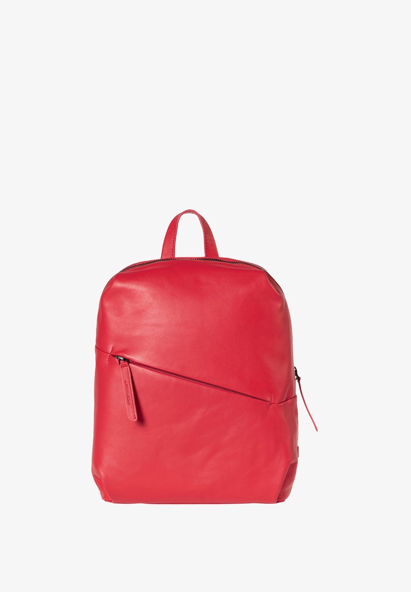 Roter Leder-Rucksack mit glatter Textur, runder Form, Traggriff oben und diagonaler Reißverschlusstasche über der Vorderseite.