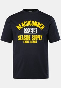 Námořnické bavlněné tričko s výrazným žlutým a bílým textem: "BEACHCOMBER 80 EB SEASIDE SUPPLY EAGLE BEACH." Krátké rukávy a kulatý výstřih.