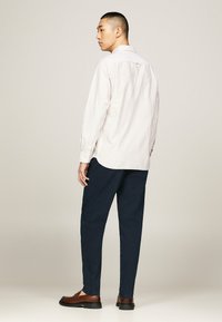Tommy Hilfiger HERITAGE STRIPE SHIRT - Vapaa-ajan kauluspaita - classic khaki   white