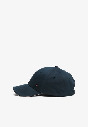 Donkerblauwe baseballpet met gebogen klep en klein geborduurd vlaglogo aan de zijkant, zijaanzicht tegen een witte achtergrond.