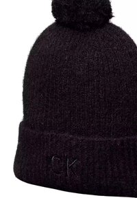 Berretto in maglia nera con pompon in cima, caratterizzato da un tessuto testurizzato e un logo "CK" ricamato sulla fascia.