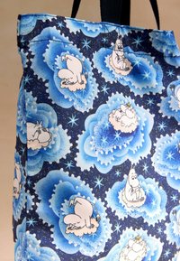 Újrahasználható vászontáska Moomin karakterekkel sötétkék háttérrel, világoskék felhőmintákkal és csillag díszítésekkel, tartós anyagból készült.