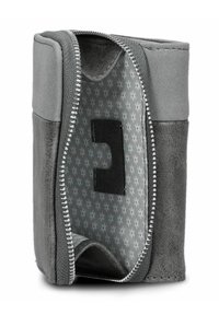 La billetera de tela gris cuenta con un cierre de cremallera, una textura suave y un interior con patrón que incluye un solo compartimento para tarjetas; diseño compacto y rectangular.