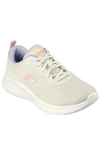 Zapatilla deportiva ligera en color beige con parte superior de malla transpirable, suela blanca, acentos en tonos pastel y diseño con cordones. Presenta un logotipo en el costado.