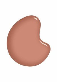 Krämig vätska i en njurform, med en slät, glansig yta. Färgen är en mjuk, varm nude-ton mot en vit bakgrund.