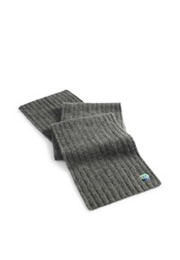 Grå ribbet uldscarf med en blød tekstur, der har et farverigt logo-tags i den ene ende. Designet er enkelt og funktionelt.