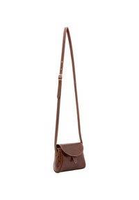 Borsa a tracolla in pelle marrone con chiusura a pattina, cintura regolabile e forma arrotondata. Presenta cuciture a contrasto e una texture morbida.