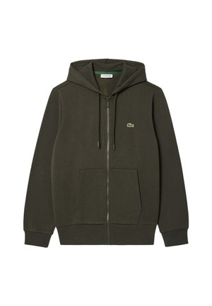 Sudadera con cremallera de color verde oscuro, hecha de un tejido suave. Cuenta con una capucha grande, bolsillos frontales y un pequeño logo bordado en el lado izquierdo del pecho.