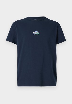 Mørkeblå bomulds T-shirt med korte ærmer og rund halsudskæring, med et hvidt og grønt bjerglogo og teksten "tommy JEANS" på brystet.