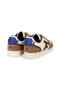 Sneakers met een witte lederen bovenkant, bruine suède accenten, een blauwe hieltab en een crèmekleurige zool. Kenmerken zijn patroonveters en logo-detail.