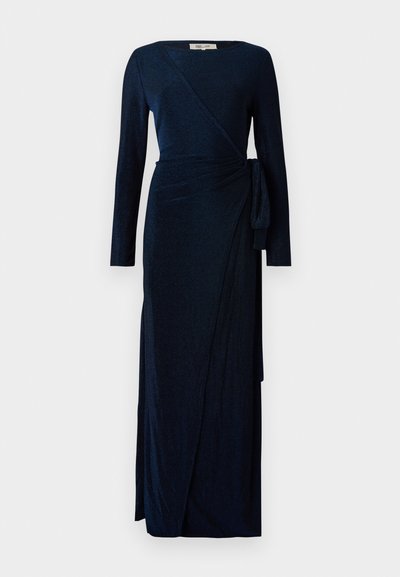 Tumši zila garām piedurknēm aplokšņu kleita, izgatavota no strukturēta auduma, ar jostas saites detaļu un grīdas garuma svārkiem.