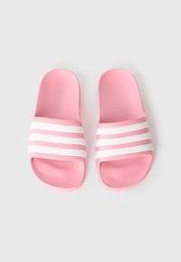 Ružové šľapky s textúrovanou stielkou, každá s dvoma bielymi pruhmi na popruhoch, navrhnuté pre pohodlie a jednoduché nosenie.