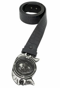 Zwarte leren riem met reliëf krokodillenstructuur, voorzien van een metalen gesp in de vorm van een schedel met gedetailleerde afwerking en een ronde midden.