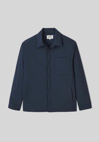 Veste boutonnée bleu marine en tissu léger, dotée d'un col classique, d'une poche frontale et de deux poches latérales. Texture lisse.