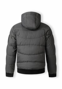 Siva puffer jakna s kapuljačom, koja ima kvadratni uzorak, rebraste manšete i rub, te glatku teksturu. Stražnji pogled bez vidljivih dijelova opreme.